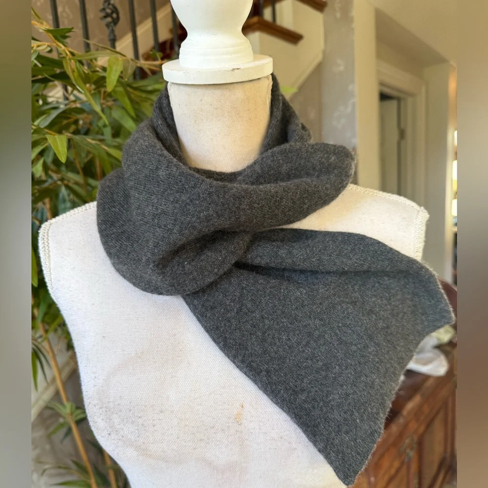 J CREW men’s gray cashmere sweater excellent condition, 96% cashmere 4% wall